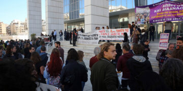 Πολίτες και μέλη οργανώσεων έξω από το Μικτό Ορκωτό Δικαστήριο κατά τη διάρκεια της συνεδρίασης για τη λήψη απόφαση στην υπόθεση του Κολωνού (φωτ.: ΑΠΕ-ΜΠΕ / Αλέξανδρος Βλάχος)