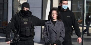 Η μητέρα της 12χρονης ενώ αποχωρεί από το δικαστήριο συνοδεία αστυνομικών (φωτ.: EUROKINISSI/Τατιάνα Μπόλαρη)