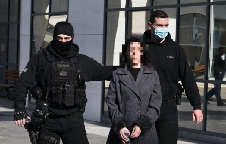 Η μητέρα της 12χρονης ενώ αποχωρεί από το δικαστήριο συνοδεία αστυνομικών (φωτ.: EUROKINISSI/Τατιάνα Μπόλαρη)