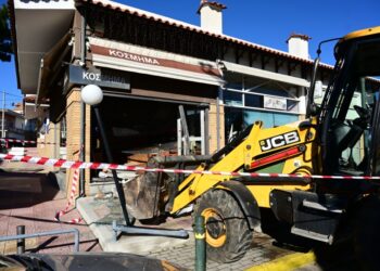 Η παρατημένη μπουλντόζα που κυριολεκτικά γκρέμισε τη βιτρίνα του κοσμηματοπωλείου (φωτ.: EUROKINISSI/Μιχάλης Καραγιάννης)