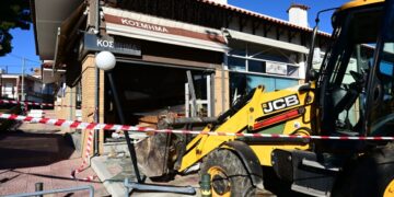 Η παρατημένη μπουλντόζα που κυριολεκτικά γκρέμισε τη βιτρίνα του κοσμηματοπωλείου (φωτ.: EUROKINISSI/Μιχάλης Καραγιάννης)