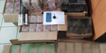 Τα αντικείμενα που κατασχέθηκαν από το σπίτι του 27χρονου (φωτ.: Ελληνική Αστυνομία)