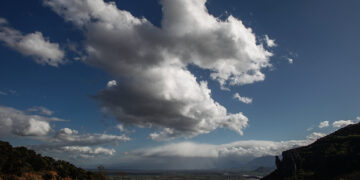 Σύννεφα πάνω από την πεδιάδα του νομού Τρικάλων, όπως διακρίνονται από την περιοχή των Μετεώρων (φωτ.: EUROKINISSI / Θανάσης Καλλιάρας)