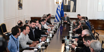 Στιγμιότυπο από τη συνάντηση του Κυριάκου Μητσοτάκη με τους εκπροσώπους των αγροτικών φορέων της Θεσσαλίας, στο Μέγαρο Μαξίμου (φωτ.: EUROKINISSI / Τατιάνα Μπόλαρη)