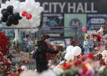 Λουλούδια έξω από το κατεστραμμένο Crocus City Hall στα περίχωρα της Μόσχας, όπου έγινε η τρομοκρατική επίθεση (φωτ.: EPA / Maxim Shipenkov)
