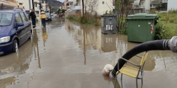 Πλημμυρισμένος δρόμος σε περιοχή του Ναυπλίου το πρωί της Παρασκευής. Από την βροχή και τον αέρα έπεσαν δένδρα και σημειώθηκαν κατολισθήσεις στην περιοχή Καραθώνα Ναυπλίου (φωτ.: ΑΠΕ-ΜΠΕ/Ευάγγελος Μπουγιώτης)