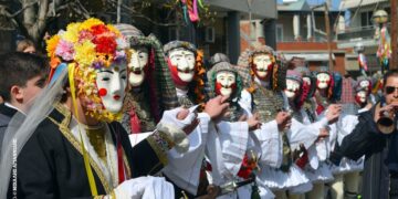 Οι Γενίτσαροι και οι Μπούλες έσυραν το χορό στο κέντρο της Νάουσας (φωτ.: Δήμος Ηρωικής Πόλης Νάουσας/Μιχάλης Αγιαννίδης)