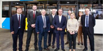 Στιγμιότυπο από τη σημερινή παρουσίαση του πρώτου ηλεκτρικού λεωφορείου, στο συνεργείο Μεγάλων Βλαβών στο αμαξοστάσιο της ΟΣΥ στον Άγιο Ιωάννη Ρέντη (φωτ.: ΑΠΕ-ΜΠΕ)