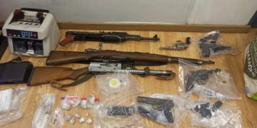 Πολεμικά και κυνηγετικά όπλα ανάμεσα στα κατασχεθέντα (φωτ.: Ελληνική Αστυνομία)