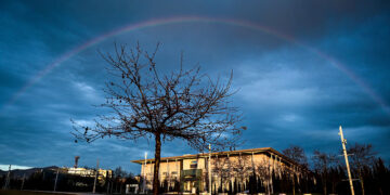 Ουράνιο τόξο πάνω από τις ολυμπιακές εγκαταστάσεις στο Μαρούσι (φωτ.: EUROKINISSI / Μιχάλης Καραγιάννης)