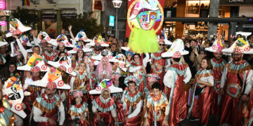 Ο Κώστας Πελετίδης έχει... χαθεί ανάμεσα στους καρναβαλιστές! (φωτ.: Facebook / Δήμος Πατρέων)