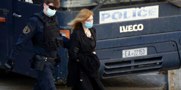 Η Ρούλα Πισπιρίγκου έξω από το Μικτό Ορκωτό Δικαστήριο  Αθηνών (φωτ.: ΑΠΕ-ΜΠΕ / Αλέξανδρος Βλάχος)