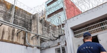 Σωφρονιστικός υπάλληλος στις φυλακές Αυλώνας (φωτ. αρχείου: EUROKINISSI/Γιώργος Κονταρίνης)