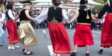 Μικροί ομογενείς επιδεικνύουν τις ικανότητές τους στους παραδοσιακούς χορούς (φωτ.: facebook/ESTIA Greek Festival Hobart/ΑΡΧΕΙΟ)