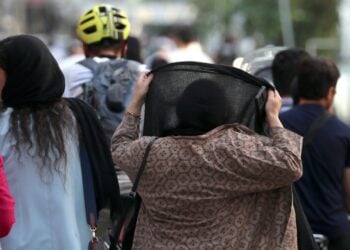 Γυναίκες με μαντήλες στην Τεχεράνη (φωτ. αρχείου: EPA/Abedin Taherkenareh)