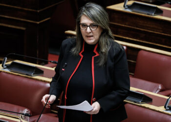 H Ολυμπία Τελιγιορίδου στα έδρανα της Βουλής (φωτ.: EUROKINISSI / Γιώργος Κονταρίνης)