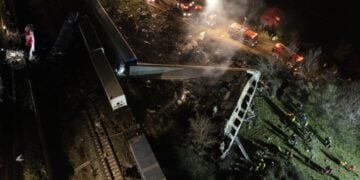 Αεροφωτογραφία από τις πρώτες ώρες της σύγκρουσης των δύο αμαξοστοιχιών (φωτ.: ΑΠΕ-ΜΠΕ / Αχιλλέας Χήρας)