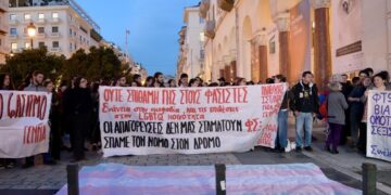 Η διαδήλωση υπέρ της ΛΟΑΤΚΙ+ κοινότητας έξω από τον κινηματογράφο «Ολύμπιον» (φωτ.: EUROKINISSI/Κωνσταντίνος Τσακιτζής)