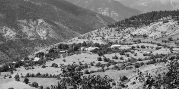 Άποψη από το χωριό Τσίτη Άρδασσας, στην περιοχή Μεσοχαλδίου, όπου λέγεται ότι κυκλοφορούσε ο Καρυδάς (φωτ. αρχείου: Θωμαΐς Κιζιρίδου)