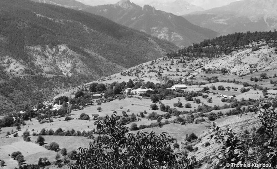 Άποψη από το χωριό Τσίτη Άρδασσας, στην περιοχή Μεσοχαλδίου, όπου λέγεται ότι κυκλοφορούσε ο Καρυδάς (φωτ. αρχείου: Θωμαΐς Κιζιρίδου)