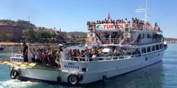 Πλοίο της εταιρείας Tyryol που πραγματοποιεί τις κρουαζιέρες από τα τουρκικά παράλια προς τη Λέσβο (φωτ.: Midilli Adası Feribot Bileti Ayvalık – Midilli TURYOL)