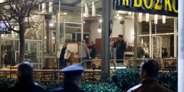 Αστυνομικοί στην ταβέρνα «Βοσκοπούλα» στη Βάρη όπου τον Ιανουάριο του 2020 σκόρπισαν το θάνατο οι τέσσερις εκτελεστές της μαφίας (φωτ.: EUROKINISSI / Γιώργος Κονταρίνης)