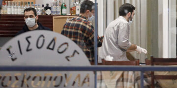 Αστυνομικοί της Σήμανσης στην ταβέρνα «Βοσκοπούλα» στη Βάρη όπου τον Ιανουάριο του 2020 σκόρπισαν το θάνατο οι τέσσερις εκτελεστές της μαφίας (φωτ.: EUROKINISSI / Γιώργος Κονταρίνης)