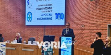 Ο πρόεδρος του Ιατρικού Συλλόγου Θεσσαλονίκης Νίκος Νίτσας από το βήμα της εκδήλωσης (φωτ.: voria.gr)