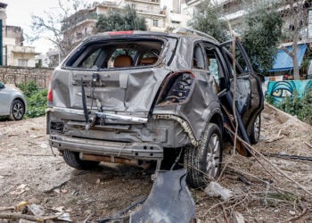 Κατεστραμμένο αυτοκίνητο στο σημείο όπου έγινε η έκρηξη, στην Ομηρίδου Σκυλίτση στον Πειραιά (φωτ.: EUROKINISSI / Τάκης Σαγιάς)