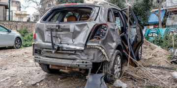 Κατεστραμμένο αυτοκίνητο στο σημείο όπου έγινε η έκρηξη, στην Ομηρίδου Σκυλίτση στον Πειραιά (φωτ.: EUROKINISSI / Τάκης Σαγιάς)