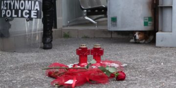Συγκέντρωση έξω από το Αστυνομικό Τμήμα των Αγίων Αναργύρων για τη δολοφονία της 28χρονης. Τρίτη 2 Απριλίου 2024 (φωτ.: Eurokinissi/Σωτήτης Δημητρόπουλος)