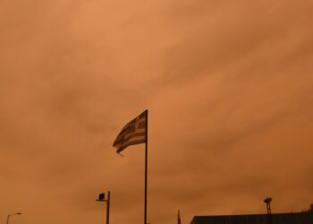 Αφρικανική σκόνη στο Άργος (φωτ.: Eurokinissi/Βασίλης Παπαδόπουλος)