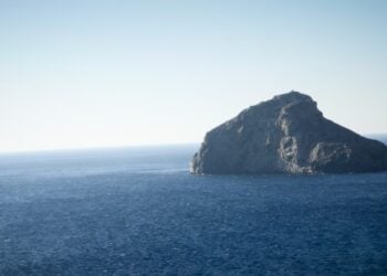 Βραχονησίδα στο Αιγαίο (φωτ. αρχείου: ΕUROKINISSI /Αντώνης Νικολόπουλος)