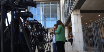 Κάμερες τηλεοπτικών καναλιών έξω από την αίθουσα του Εφετείου όπου ανακοινώθηκε η απόφαση του Τριμελούς Πλημμελειοδικείου για την τραγωδία στο Μάτι (φωτ.: Eurokinissi/Γιάννης Παναγόπουλος)