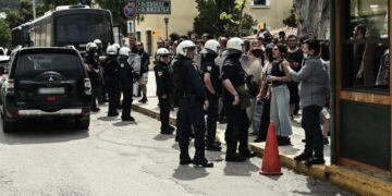 Μεγάλη δύναμη της Αστυνομίας έξω απο το κτήριο όπου αναμένεται να απολογηθεί ο 39χρονος δολοφόνος της 28χρονης Κυριακής 
(φωτ.: Κώστας Τζούμας /EUROKINISSI)