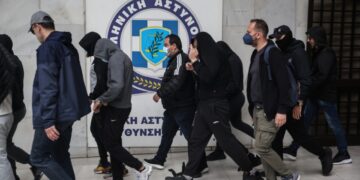 Συλληφθέντες για τη δολοφονία του 31χρονου αστυνομικού των ΜΑΤ Γιώργου Λυγγερίδη οδηγούνται στον Ανακριτή (φωτ. αρχείου: Eurokinissi)