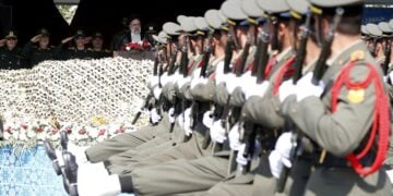 Ιρανοί στρατιώτες παρελαύνουν μπροστά από τον πρόεδρο του Ιράν Εμπραχίμ Ραΐσι, στο πλαίσιο των εορτασμών για την Ημέρα των Ενόπλων Δυνάμεων σε στρατιωτική βάση της Τεχεράνης (φωτ.: EPA/ Abedin Taherkenareh)