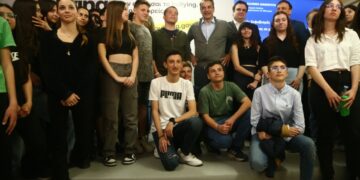 Ο πρωθυπουργός Κυριάκος Μητσοτάκης και ο υπουργός Παιδείας Κυριάκος Πιερρακάκης (κέντρο) με μαθητές του 3ου γυμνασίου Πολίχνης (φωτ.: EUROKINISSI/Ραφαήλ Γεωργιάδης)