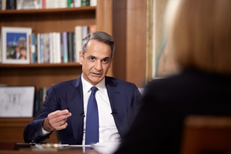 Συνέντευξη του πρωθυπουργού Κυριάκου Μητσοτάκη στον τηλεοπτικό σταθμό ΣΚΑΪ και στην δημοσιογράφο Σία Κοσιώνη. Πέμπτη 25 Απριλίου 2024 (φωτ.: Γραφείο Τύπου πρωθυπουργού/Δημήτρης Παπαμήτσος)
