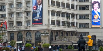 Αφίσες υποψηφίων των προεδρικών εκλογών στα Σκόπια (φωτ.: EPA/Georgi Licovski)