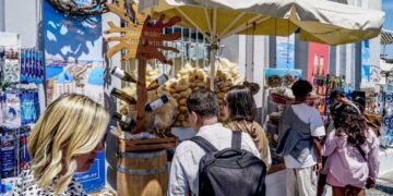 Τουρίστες στην Σαντορίνη (φωτ. αρχείου: Eurokinissi/Γιώργος Κονταρίνης)