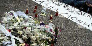 Πανό διαμαρτυρίας κι ένας αυτοσχέδιος βωμός στο σημείο όπου δολοφονήθηκε η 28χρονη έξω από το αστυνομικό τμήμα των Αγίων Αναργύρων (φωτ.: EUROKINISSI/Κώστας Τζούμας)