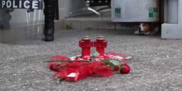 Κεριά και μερικά λουλούδια στο σημείο όπου ξεψύχησε η άτυχη κοπέλα (φωτ.: EUROKINISSI/Σωτήρης Δημητρόπουλος)