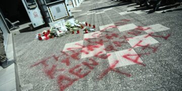 Συνθήματα διαμαρτυρίας και λουλούδια στο σημείο που έπεσε νεκρή η άτυχη 28χρονη στους Αγίους Αναργύρους (φωτ.: EUROKINISSI/Κώστας Τζούμας)