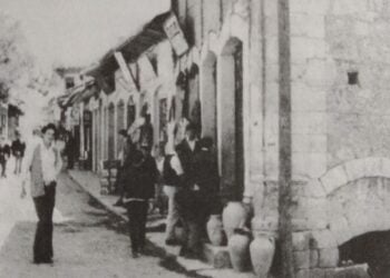 Η αγορά του Ακ Νταγ Ματέν. Τα καταστήματα του Θεολόγου Ευτυχίδου-Ουγουρλόγλου και του Ι. Σαρασίτου (φωτ.: Βιβλιοθήκη Μνήμης της «Καθημερινής», «Η Έξοδος», τόμος Στ')
