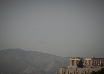 Η Ακρόπολη σε... σκονισμένο φόντο (φωτ.: EUROKINISSI / Τατιάνα Μπόλαρη)