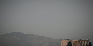 Η Ακρόπολη σε... σκονισμένο φόντο (φωτ.: EUROKINISSI / Τατιάνα Μπόλαρη)