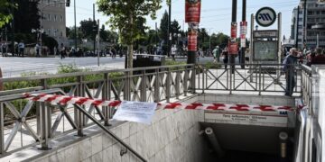 Κορδέλα και σημείωμα σε σταθμό του Μετρό στο Σύνταγμα, στη διάρκεια προηγούμενης απεργίας (φωτ.: EUROKINISSI/Τατιάνα Μπόλαρη)