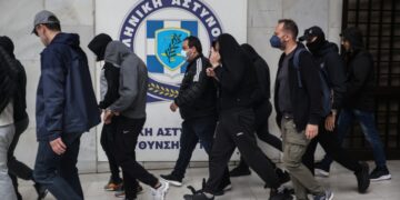 Κατηγορούμενοι για τη δολοφονία του αστυνομικού Γιώργου Λυγγερίδη οδηγούνται στον ανακριτή (φωτ.: EUROKINISSI)