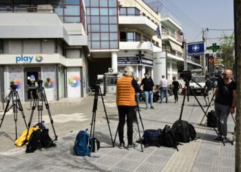 Τηλεοπτικές κάμερες έξω από το αστυνομικό τμήμα των Αγίων Αναργύρων (φωτ.: EUROKINISSI/Μιχάλης Καραγιάννης)
